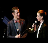 Anne Hathaway   Joseph Gordon Levitt sing together LIVE HD