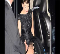 Anne Hathaway Wardrobe Malfunction Show Her Underwear Uncensored.